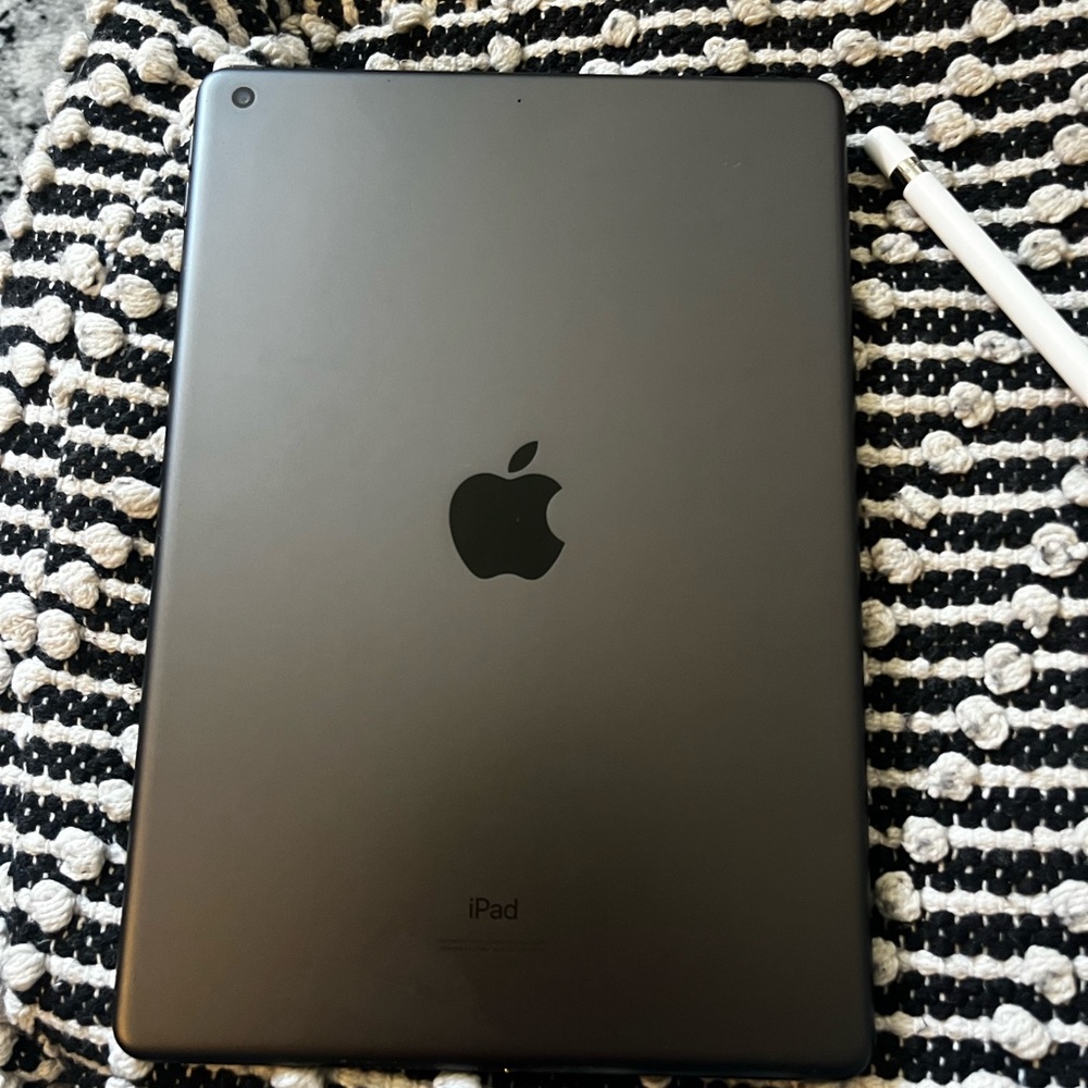 Apple iPad (Wi-Fi, 128GB) - Space Gray, with Magic keyboard + Apple pencil